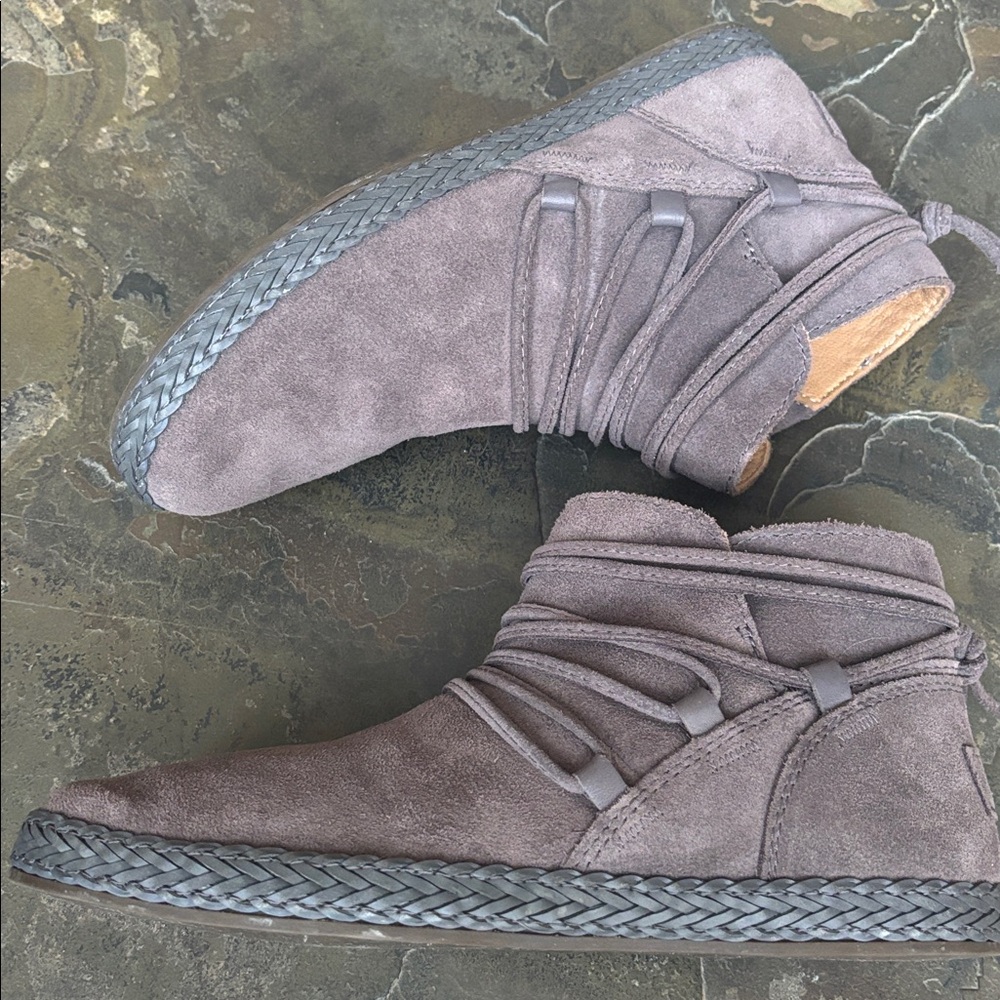 UGG Rianne Bootie - Picture 8 of 12